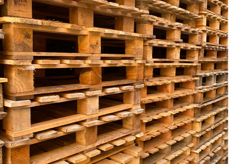 Palets de madera apilados para su reutilización